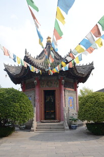 中式古亭与五彩经幡