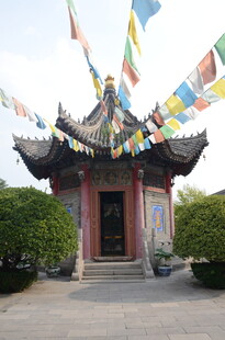 古亭挂经幡 尽显藏域风情