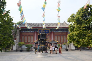 古建前飘扬彩幡的热闹场景