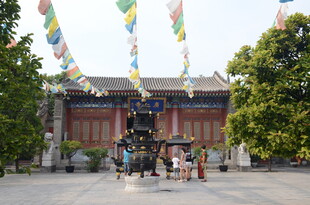 古建前飘扬彩旗的热闹场景