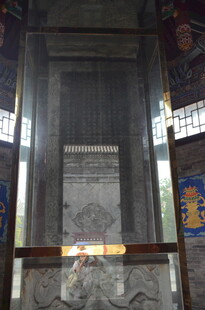 古老石碑置于室内空间