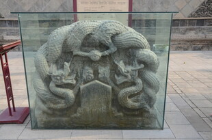 玻璃中的精美雕塑图案