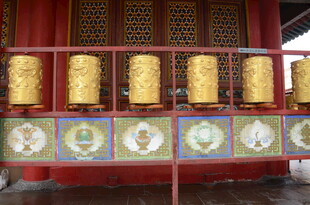 藏传佛教转经筒特写