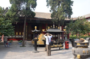 古寺前的游客与传统建筑