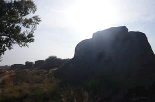阳光下的岩石景观