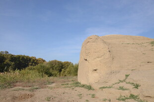 荒野中的古老土堆遗迹