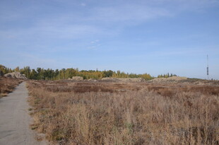 秋日旷野中的干草小径