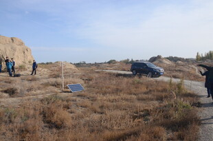 荒野中的车辆与人物景象