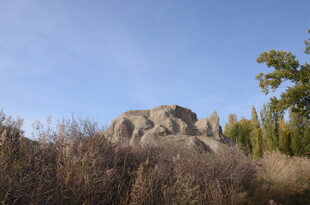 荒野中的巨大岩石景观