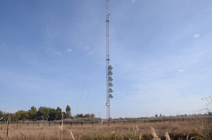 田野中的高耸通信铁塔