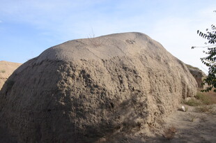 巨大岩石屹立于户外