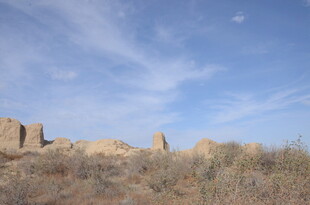 荒凉古城遗址 蓝天相伴