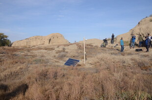 户外团队在荒野考察场景