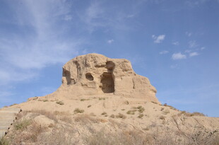 沙漠中的古老土筑遗迹