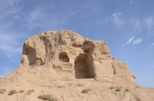 沙漠中的古老石窟遗迹