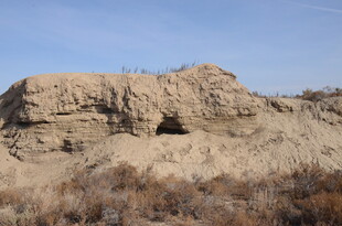荒凉山丘上的神秘洞穴