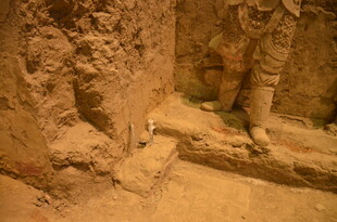 古老洞穴内的神秘土壁