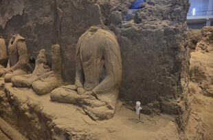 古老石窟中的佛像群像