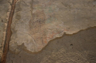 墙面剥落的老旧破损场景