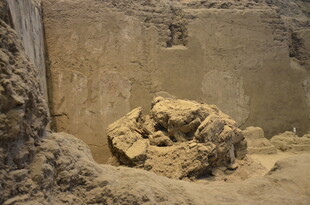 古老遗迹中的神秘土堆