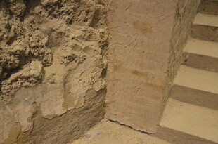 古老石阶旁的粗糙石壁