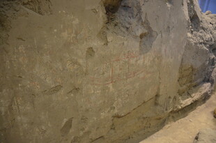 陡峭岩壁下的狭窄通道