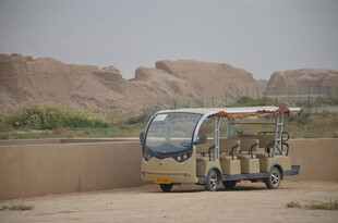 沙漠景区观光车