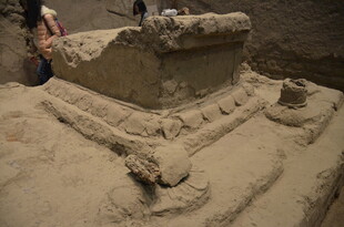 古代遗址中的神秘陶制遗迹