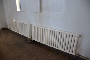 室内白色暖气片