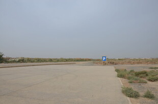 空旷沙漠中的道路