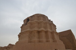 沙漠中的古老建筑遗迹