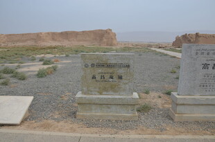 荒凉戈壁中的古老石碑