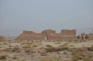 沙漠中的古老建筑遗迹