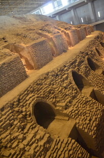 古代遗址中的神秘土坑遗迹