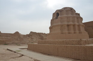 古老沙漠中的神秘土筑建筑