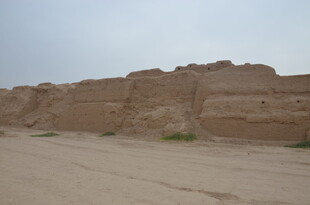 沙漠中的古老土墙遗迹