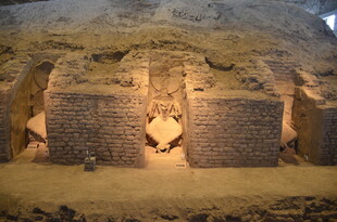 古老洞穴内的石砌结构