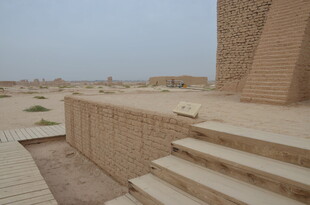 沙漠中的古老建筑遗迹