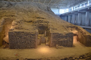 古老遗址内的神秘石砌建筑