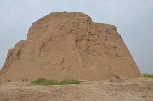 沙漠中的古老土堆遗迹