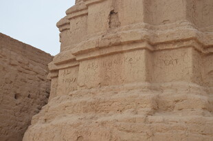 古老沙漠中的神秘石砌建筑