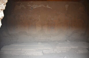 昏暗室内的老旧墙面