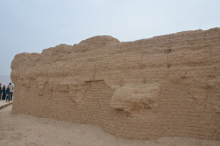 古老黄土城墙遗迹景象