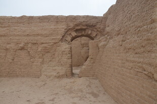 古老土筑拱门遗迹