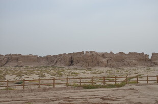 荒凉戈壁中的古老土丘遗迹