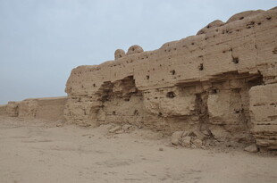 沙漠中的古老土筑遗迹