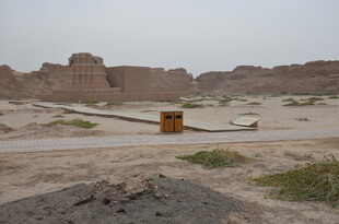 沙漠中的古老建筑遗迹