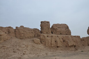 沙漠中的古老土筑遗迹