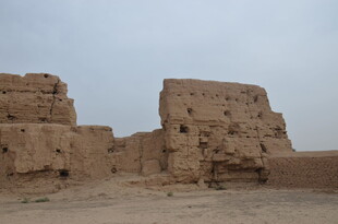 沙漠中的古老土筑遗迹