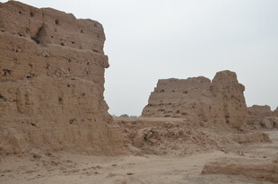 沙漠中的古老残垣断壁